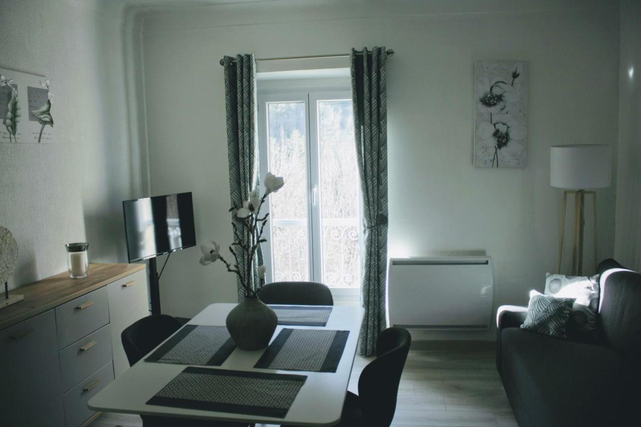 Charmant Appartement Au Coeur Des Gres D Annot Екстериор снимка